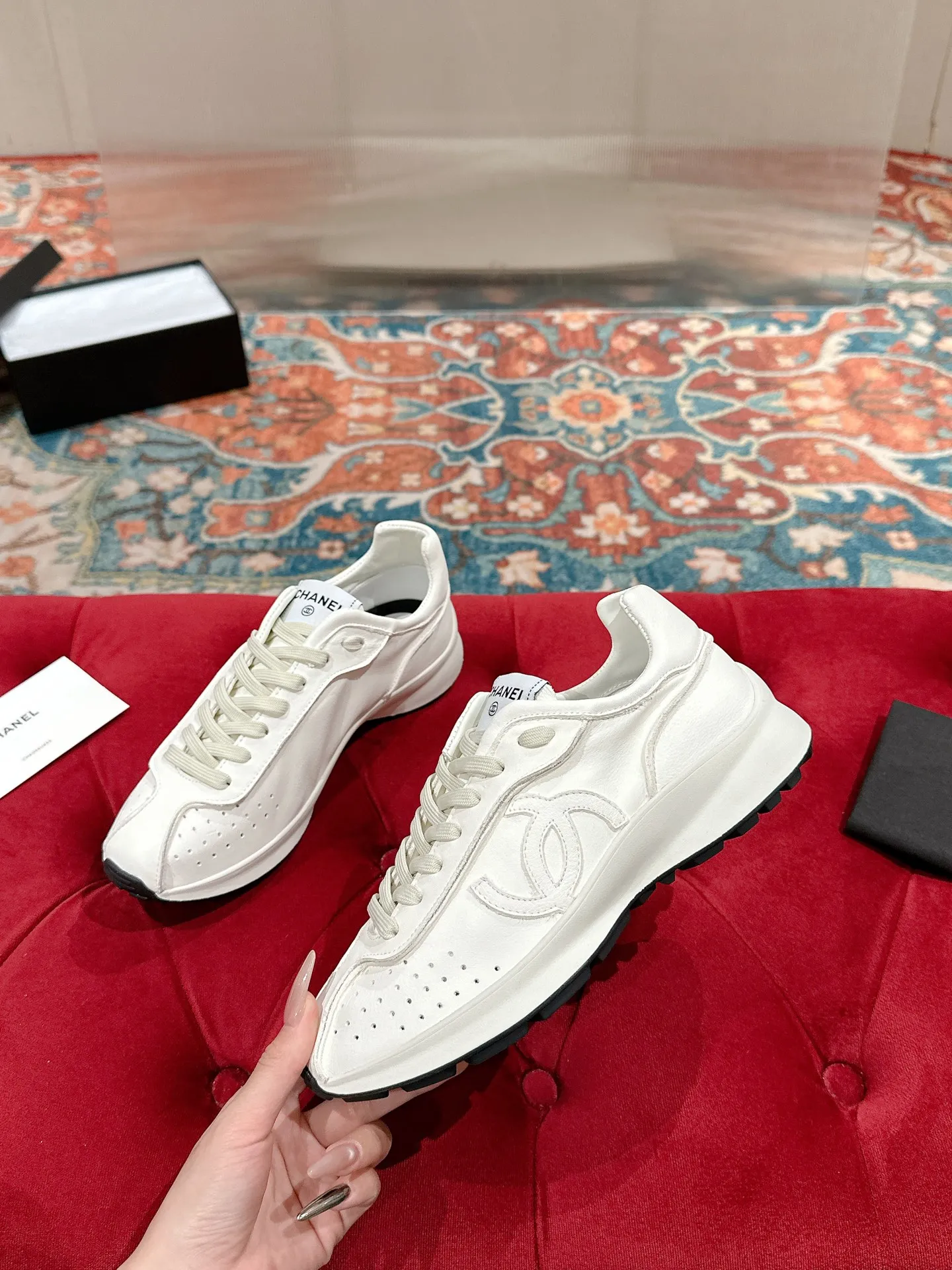 👟👟Ex-factory price 600👟👟 CHANEL Chanel classic sneakers, super internet celebrity series! There are so many Internet celebrities on their feet, and the counter is super popular〰️〰️ The world of Chanel has always been a dream for girls, the simple partition design is a super interpretation of multiple texture effects, the most eye-catching LOGO double C is also my favorite, no matter how you match it on your feet, the effect is completely amazing✔✔✔I must recommend you to buy this one⚡️⚡️Bangladesh environmentally friendly leather upper, original private model TPU outsole The color details are all compared 🆚 at the counter! Perfect presentation with zero color difference ❥ ❥ Every detail is beyond the genuine level! There is no pressure in and out of the counter☑️Number of yards: 35-40
